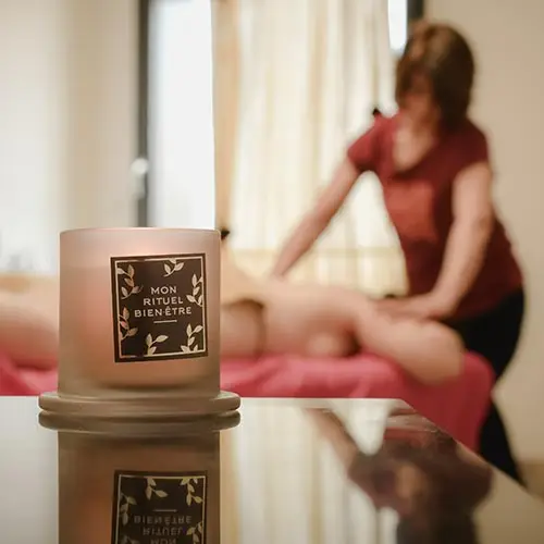 Massage du dos, bougie premier plan carré
